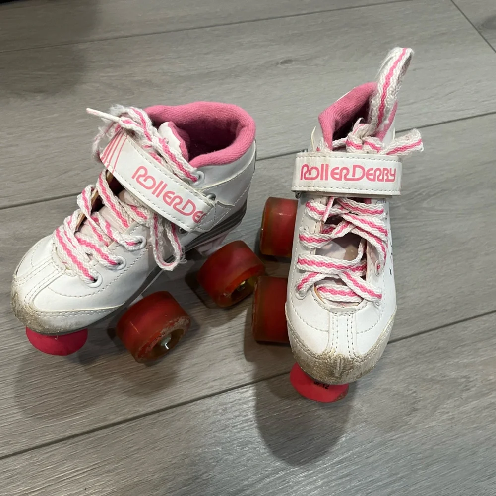 Roller Derby Girl Roller Skates Pink and White - Picture 3 of 7